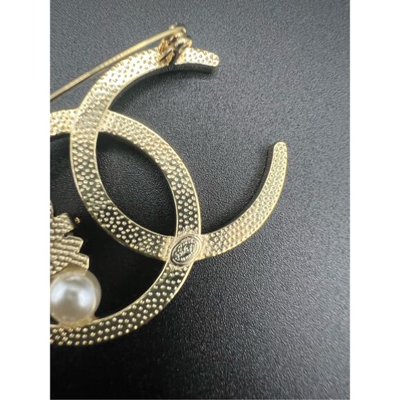 ⚡CLOSET CLEAR-OUT: PRICE DROP⚡Cc brooch pin faux pearl and rhinestones gold tone - Picture 8 of 10